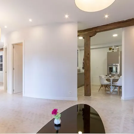 Acogedor, De Diseno Moderno En Zona Antigua *