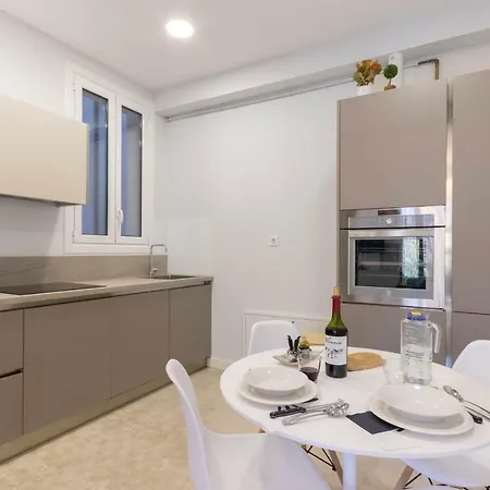 Acogedor, De Diseno Moderno En Zona Antigua Lägenhet