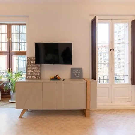 Acogedor, De Diseno Moderno En Zona Antigua Bilbao