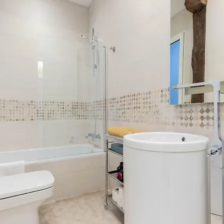 Acogedor, De Diseno Moderno En Zona Antigua *