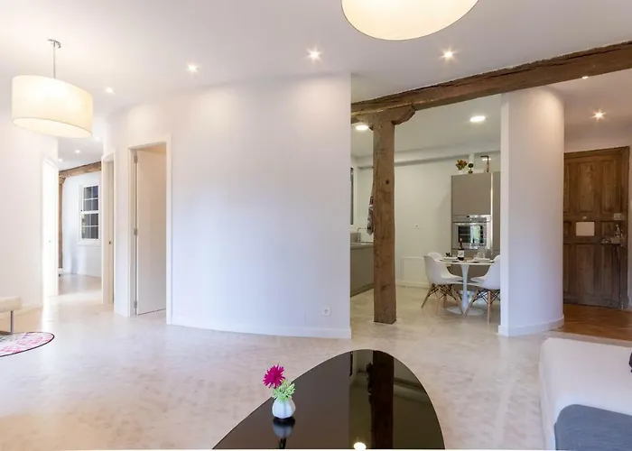 Acogedor, De Diseno Moderno En Zona Antigua *